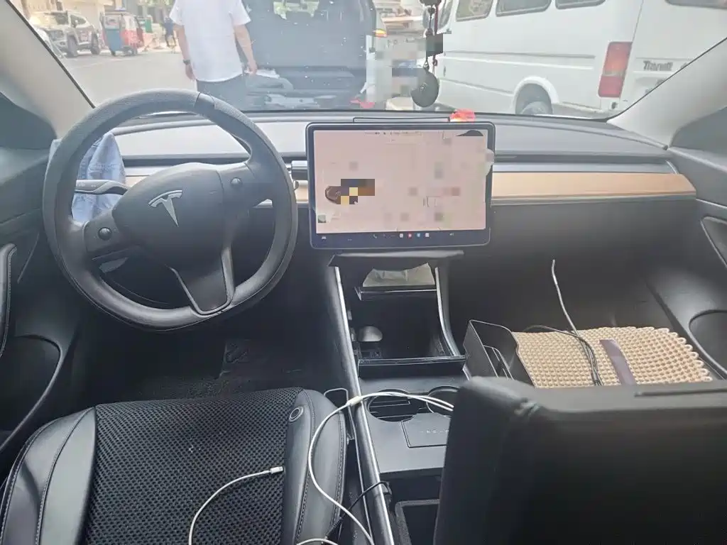Tesla Model 3 — миниатюра 10