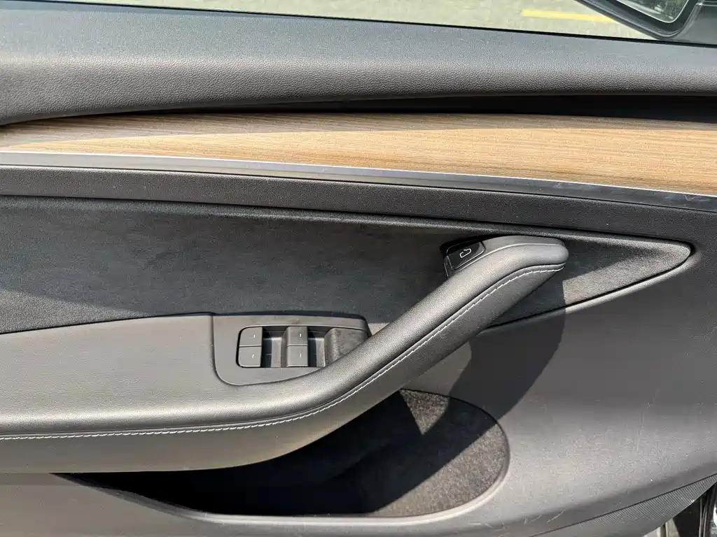 Tesla Model Y — миниатюра 15