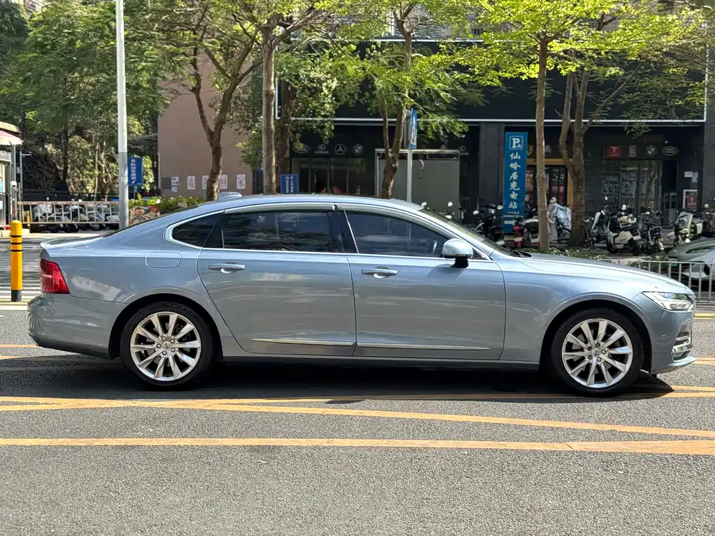 VOLVO S90