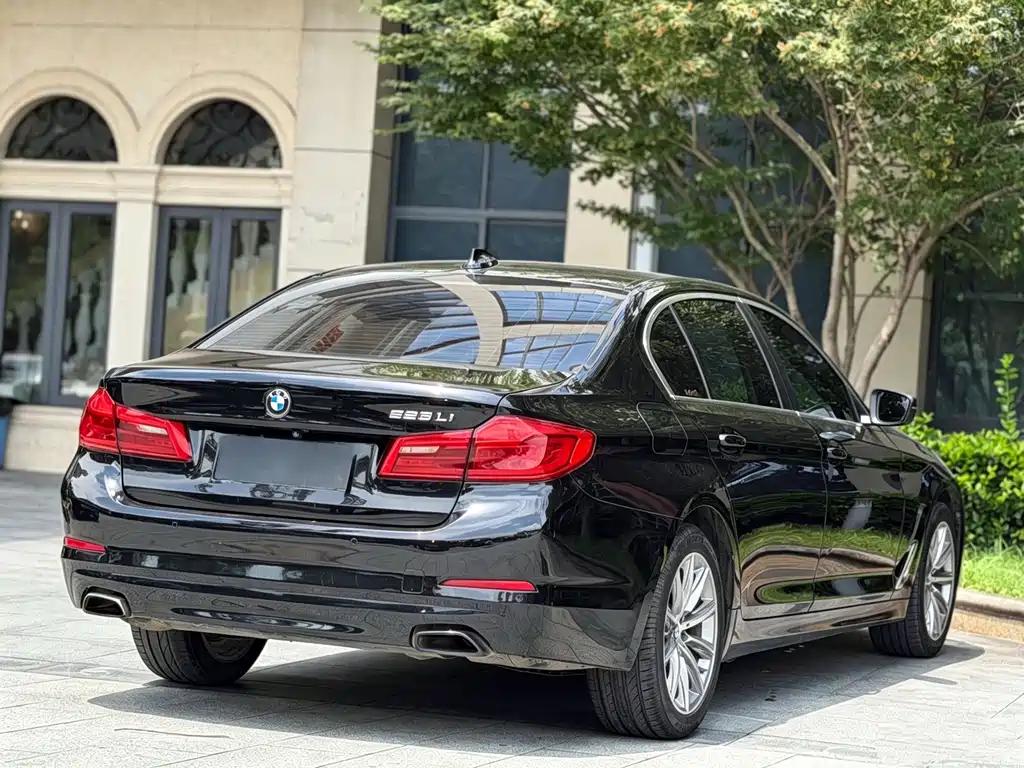 BMW 5 Series — миниатюра 9