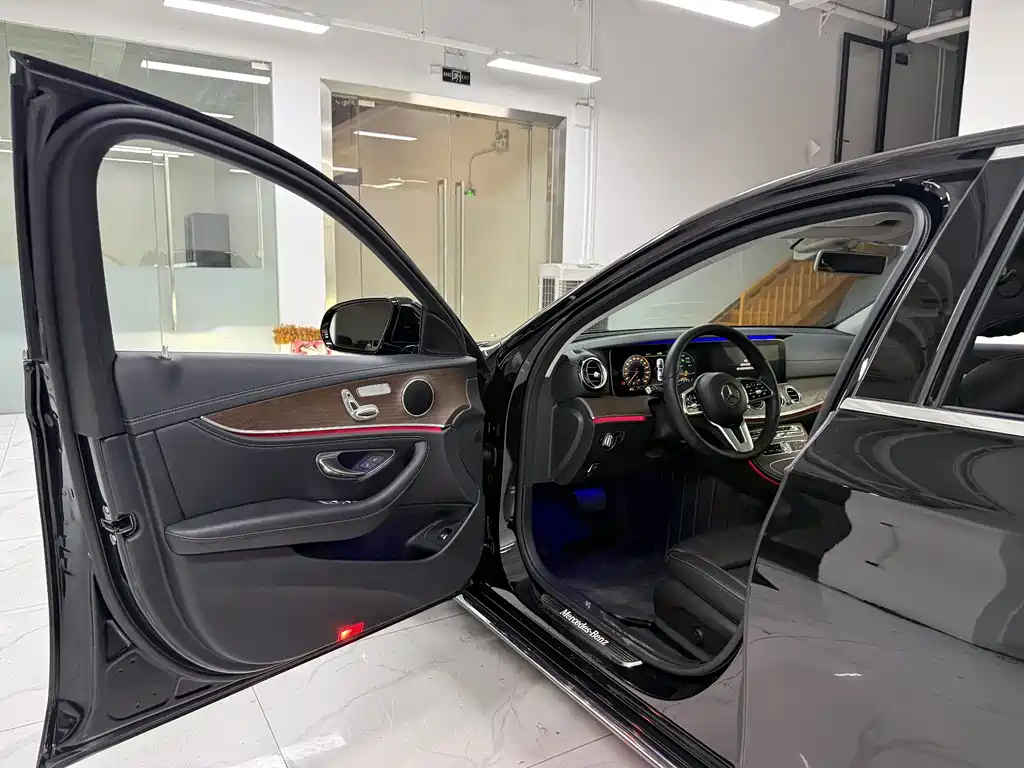 Mercedes-Benz E-Class — миниатюра 8