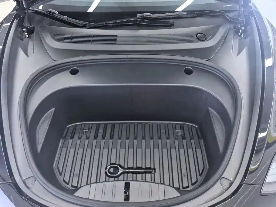 Tesla Model 3 — миниатюра 10