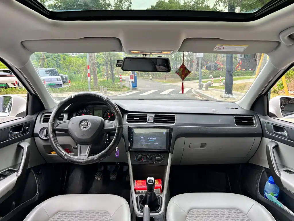Skoda Rapid 1.6L Manual Innovation Edition, фото 11
