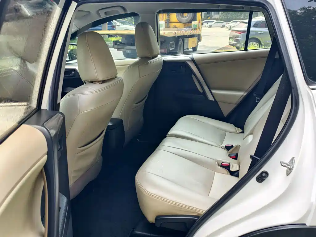 Toyota RAV4 — миниатюра 8
