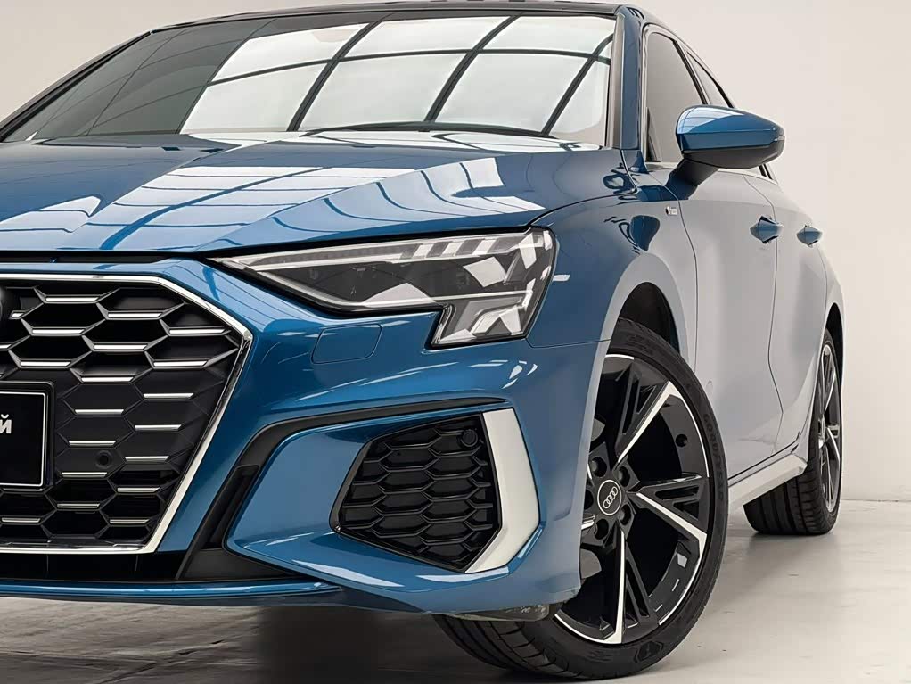 Audi A3 1.4 л 2022 г. Голубой, пробег 33000 км
