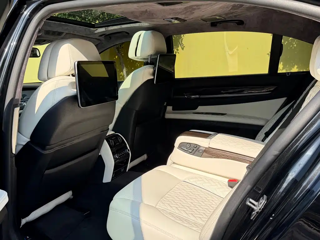 BMW 7 Series — миниатюра 27