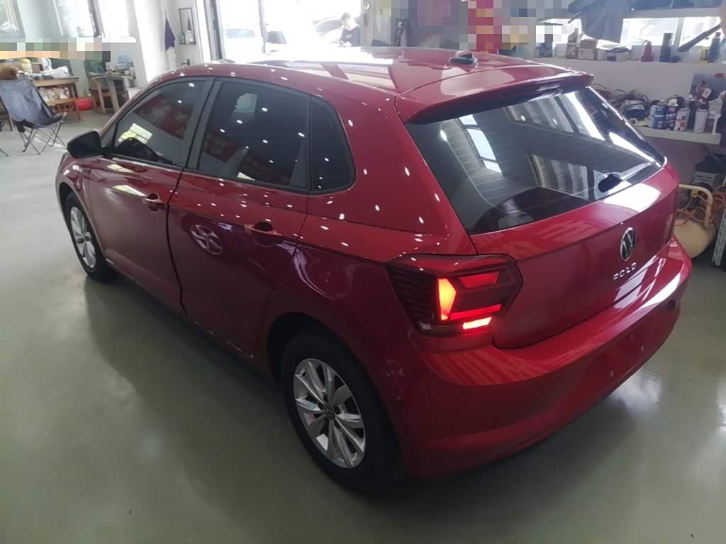 Volkswagen Polo 1.5 л 2023 г. красный/фиолетовый, пробег 6000 км