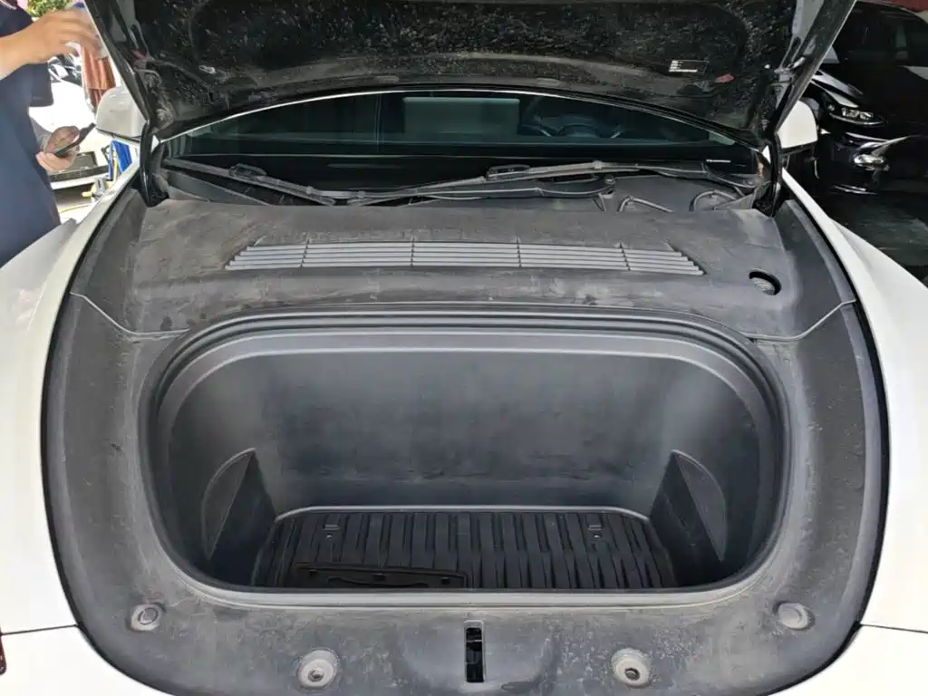 Tesla Model Y — миниатюра 20