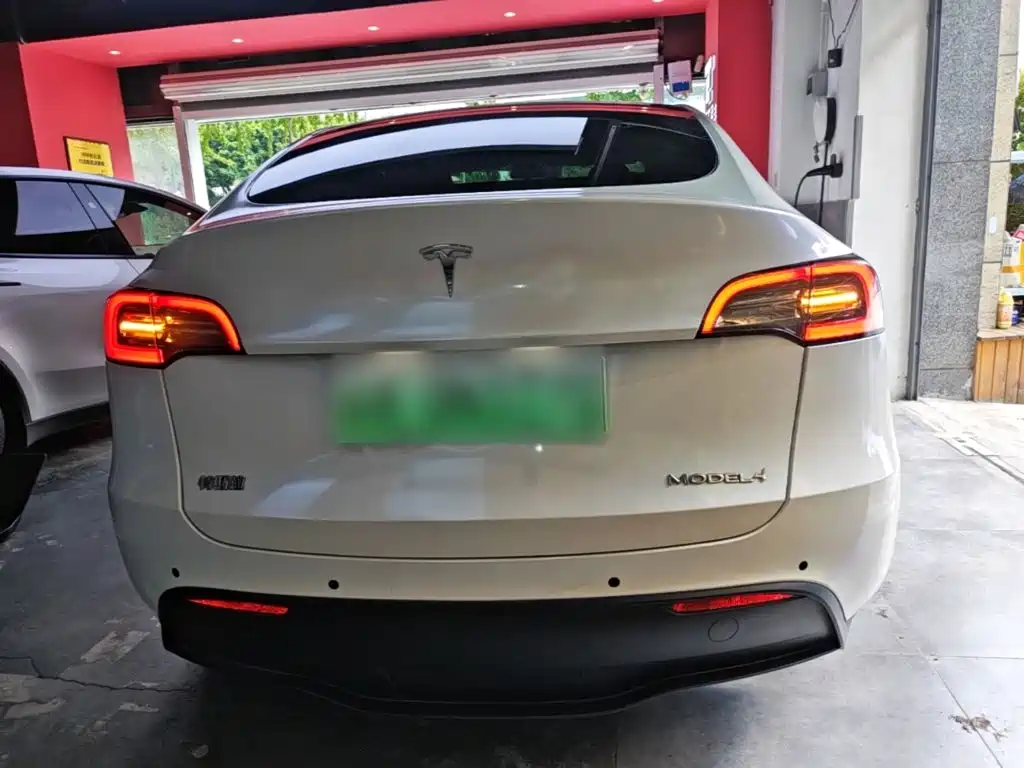 Tesla Model Y — миниатюра 6