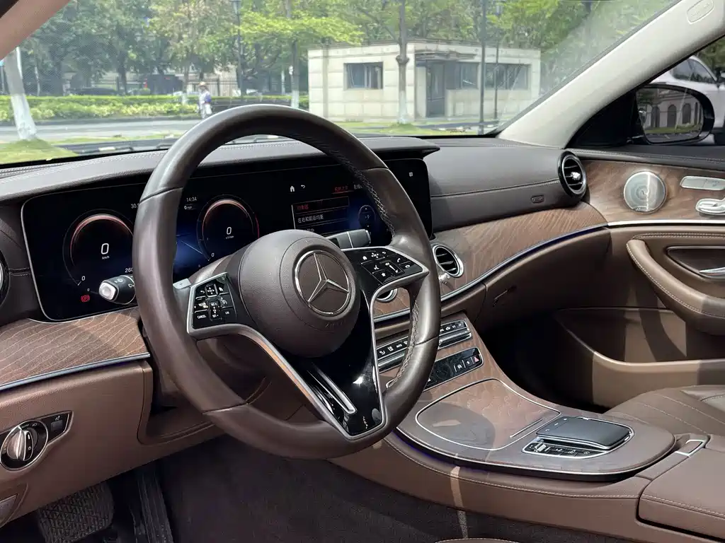 Mercedes-Benz E-Class — миниатюра 4