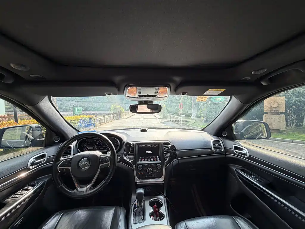 Jeep Grand Cherokee (Import) — миниатюра 12