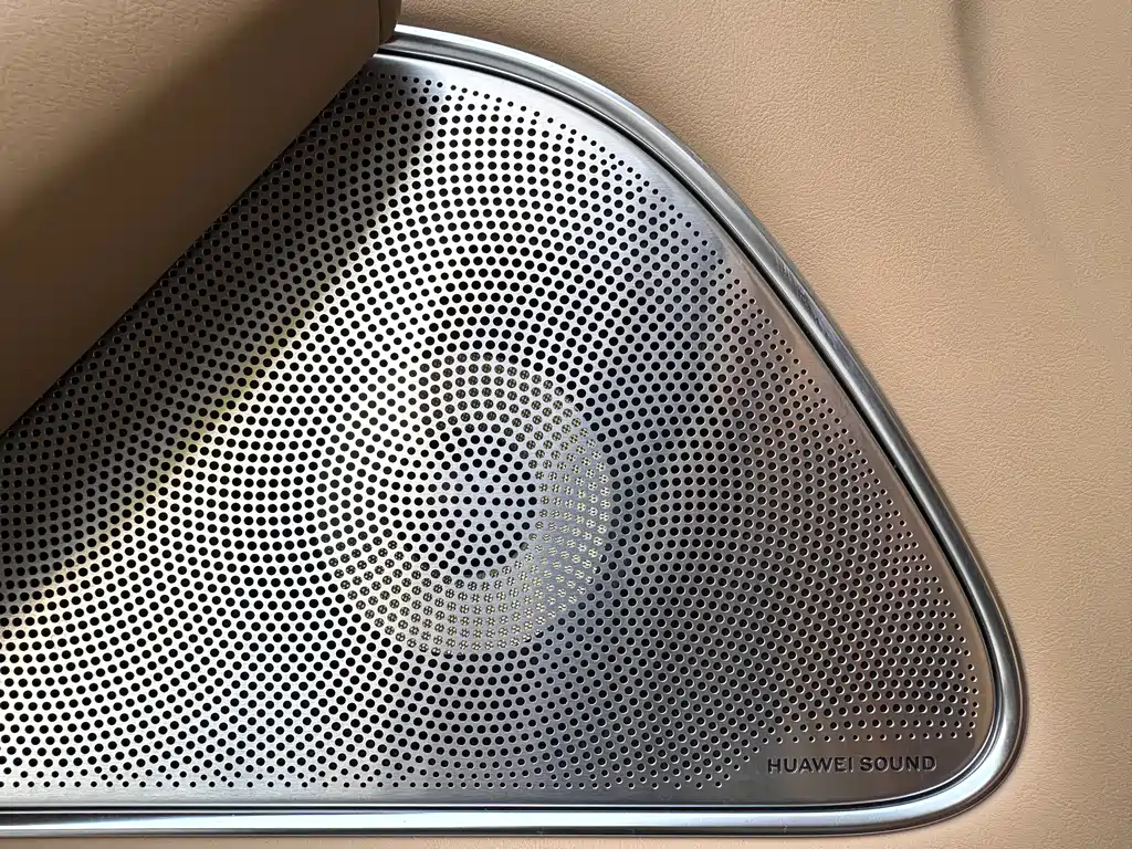 AITO ASK THE WORLD M8