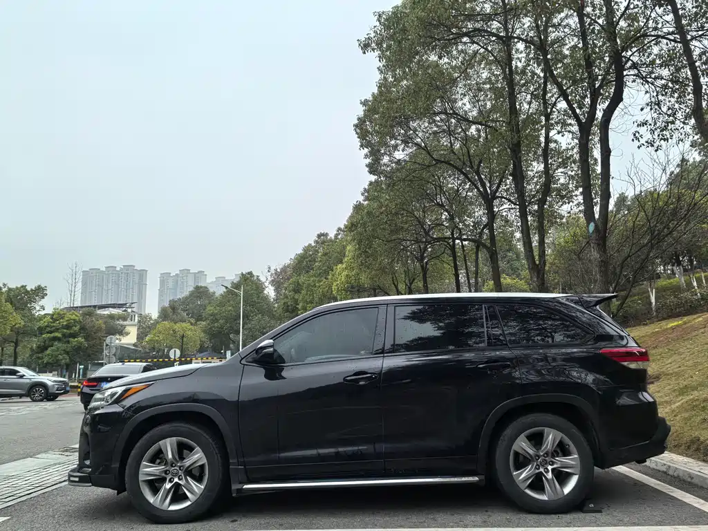 TOYOTA HIGHLANDER
