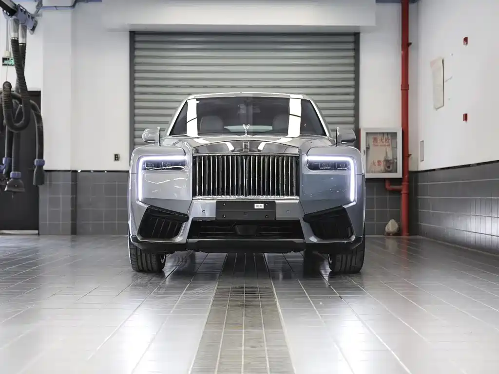 Rolls-Royce Cullinan 2025 мест