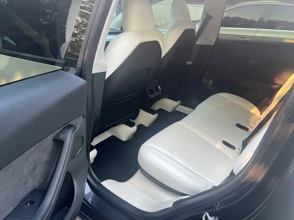 Tesla Model Y — миниатюра 15