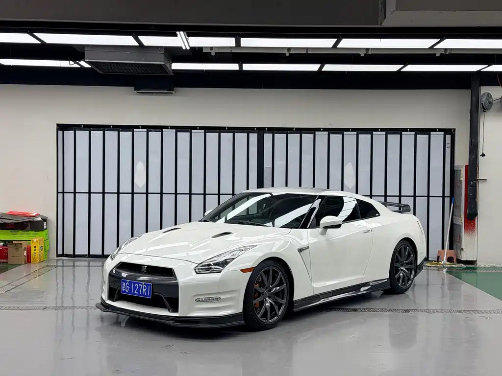 NISSAN GT R