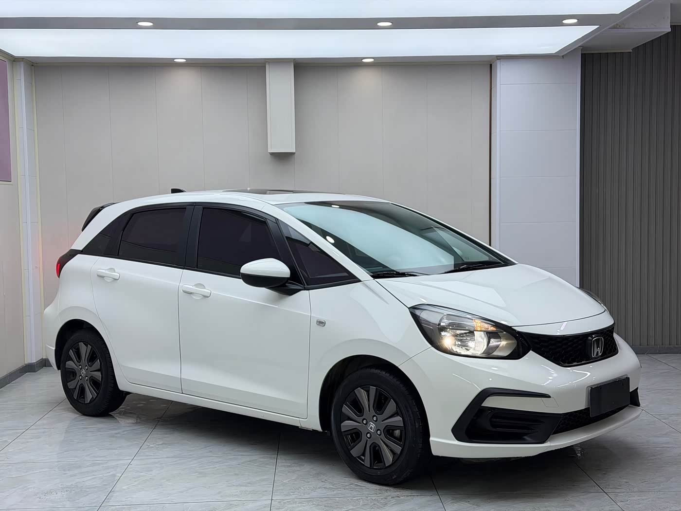 Honda Fit 1.5 л 2022 г. Белый, пробег 13100 км