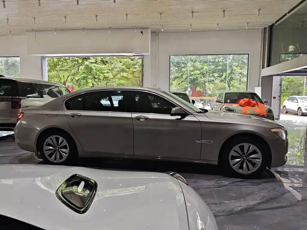 BMW 7 Series — миниатюра 4