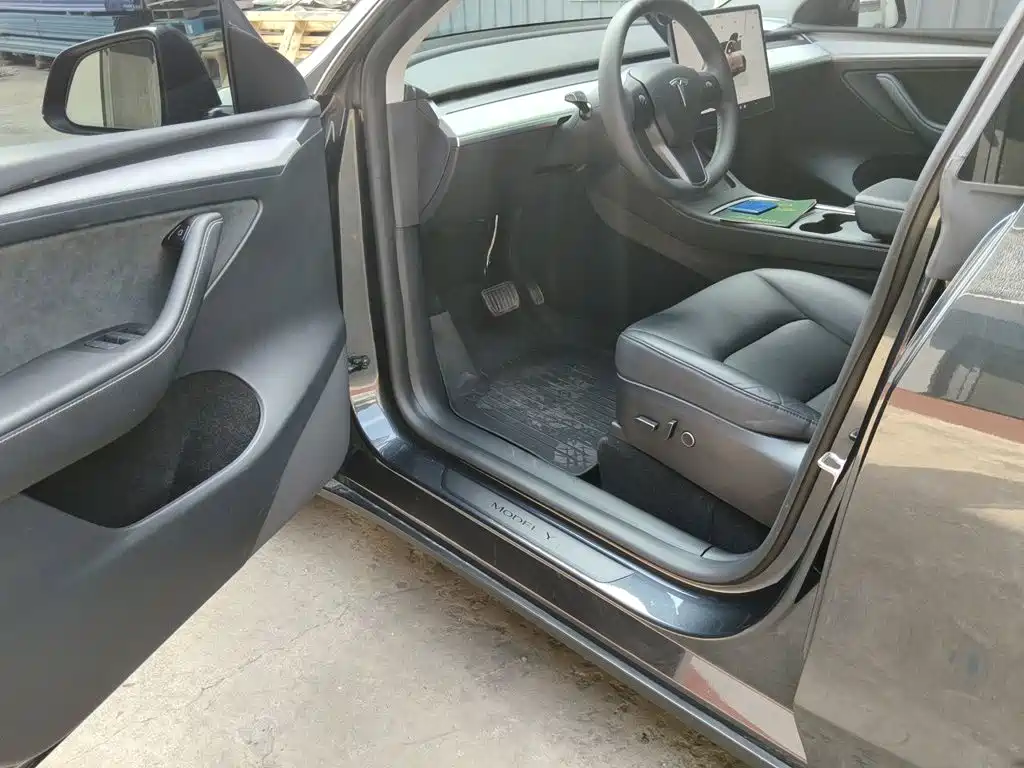 Tesla Model Y — миниатюра 12