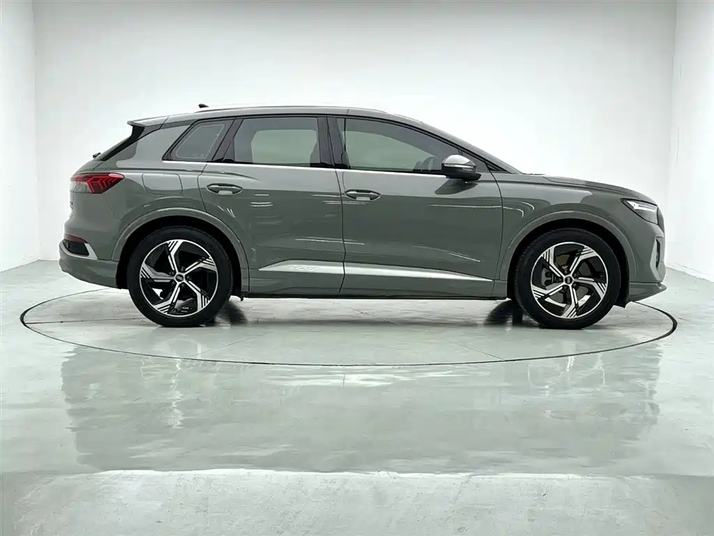 AUDI Q4 E TRON