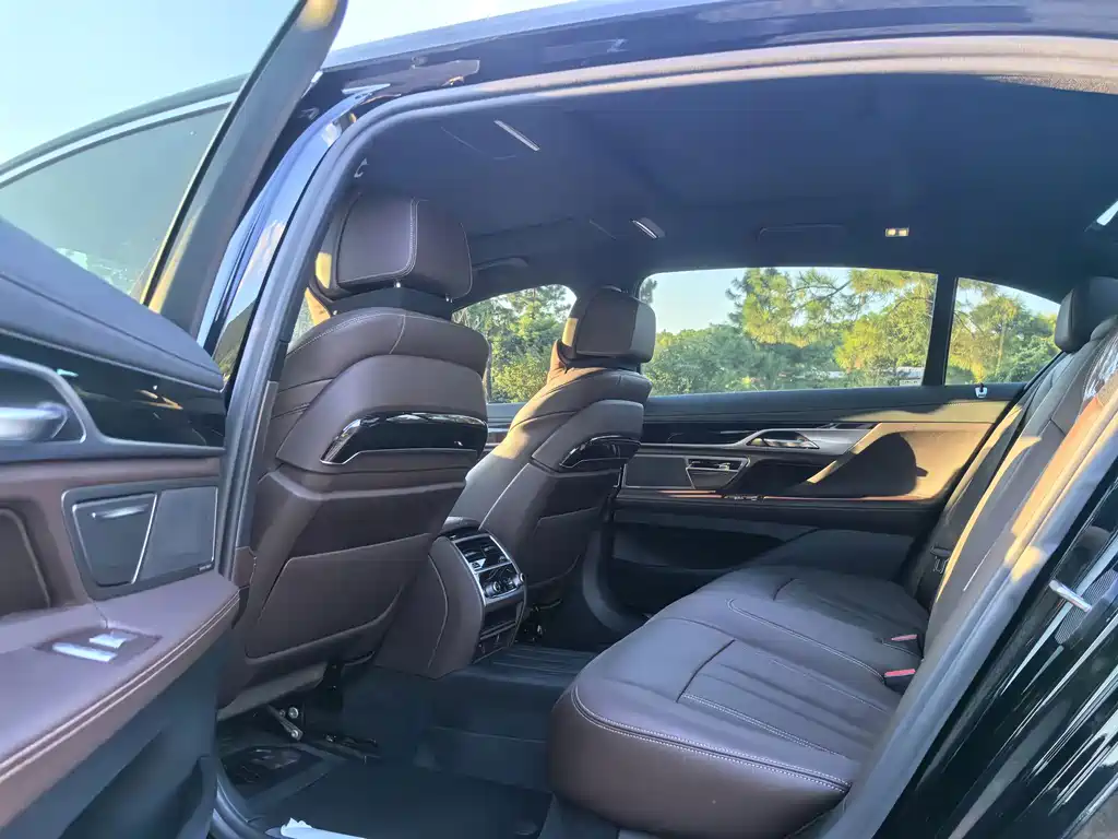 BMW 7 Series — миниатюра 14