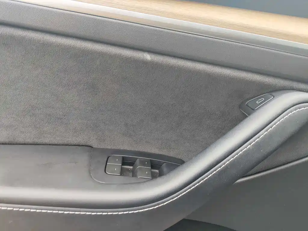 Tesla Model Y — миниатюра 15