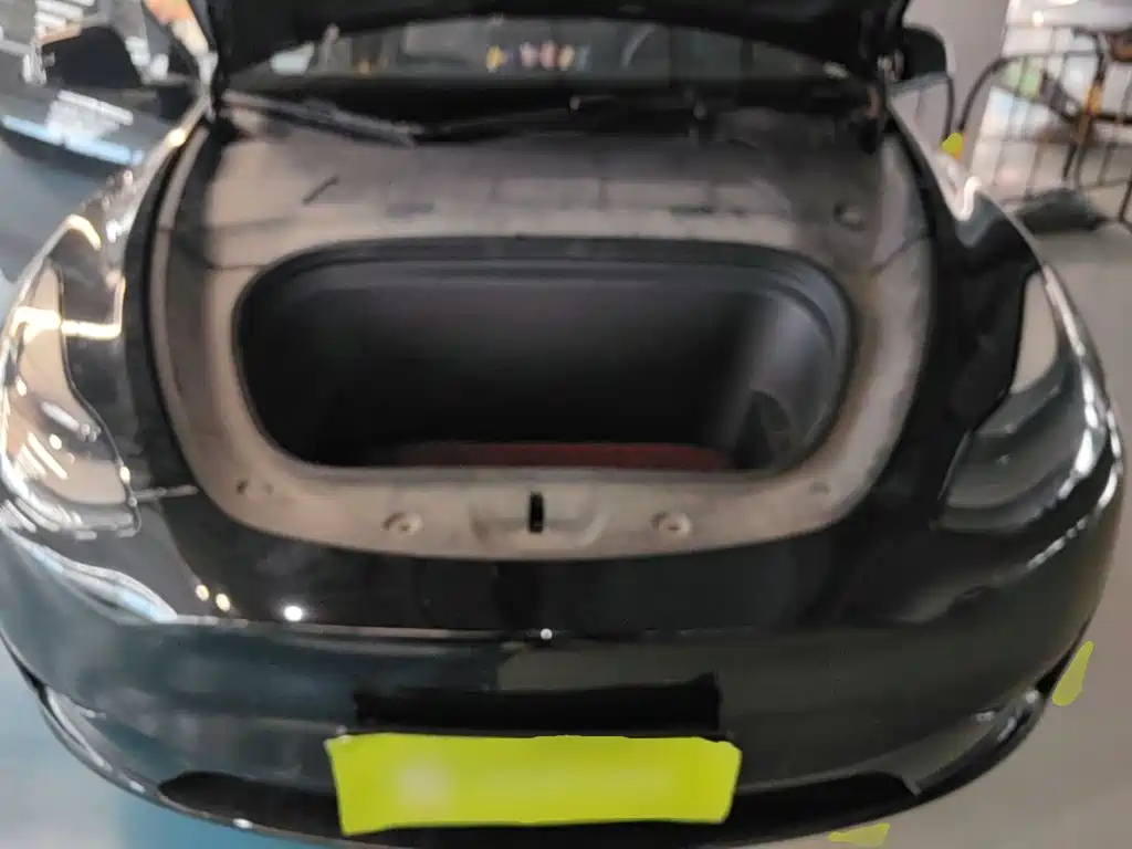 Tesla Model Y — миниатюра 20