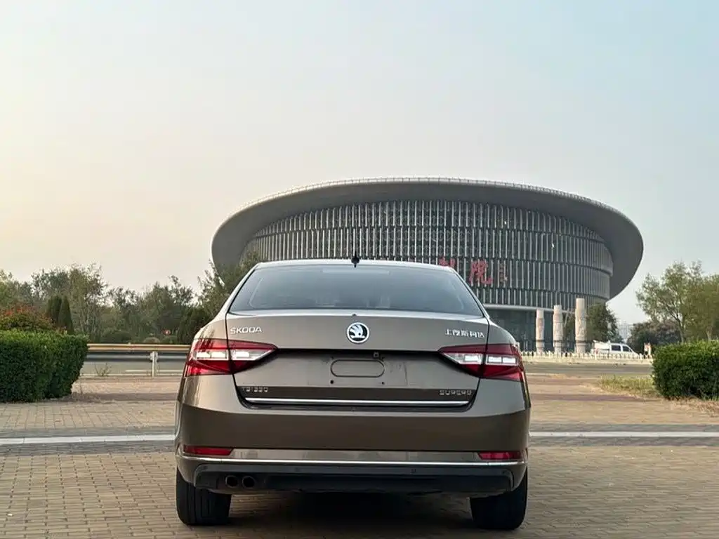 Skoda Superb — миниатюра 5