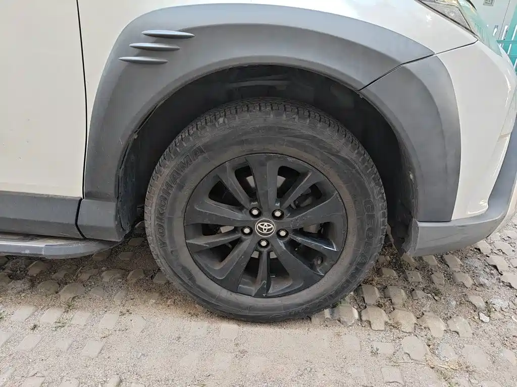 Toyota RAV4 — миниатюра 10