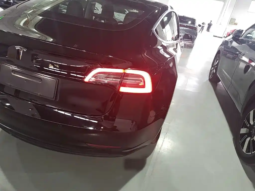 Tesla Model 3 — миниатюра 8