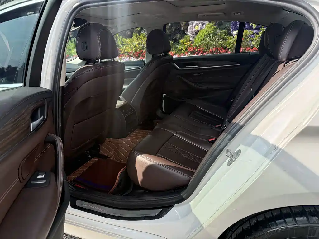 BMW 5 Series — миниатюра 7