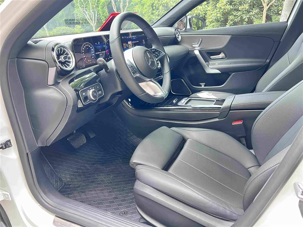 Mercedes-Benz A-Class 1.3 л 2024 г. Белый, пробег 35000 км