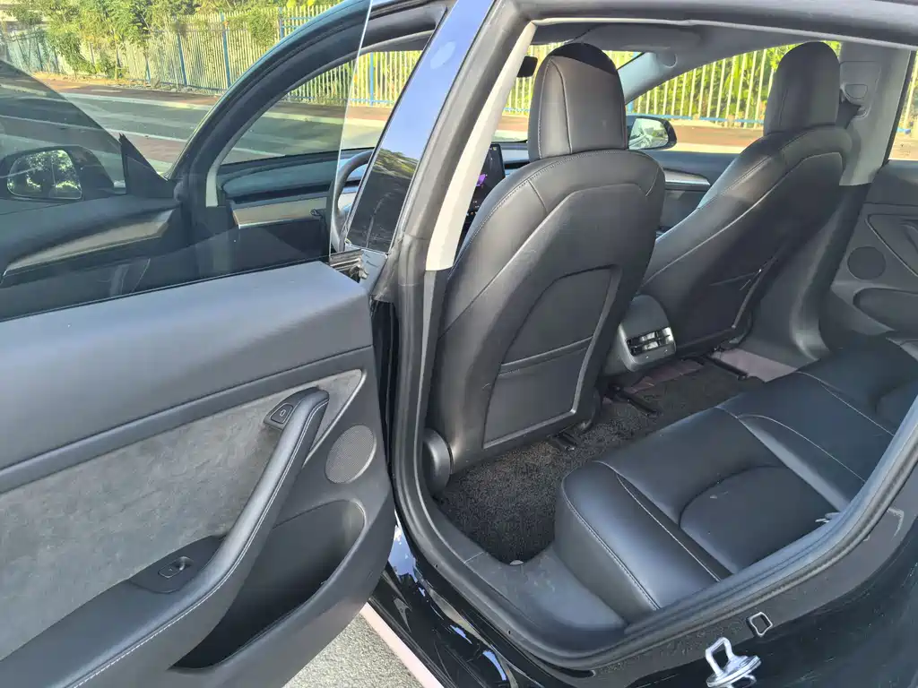 Tesla Model 3 — миниатюра 7