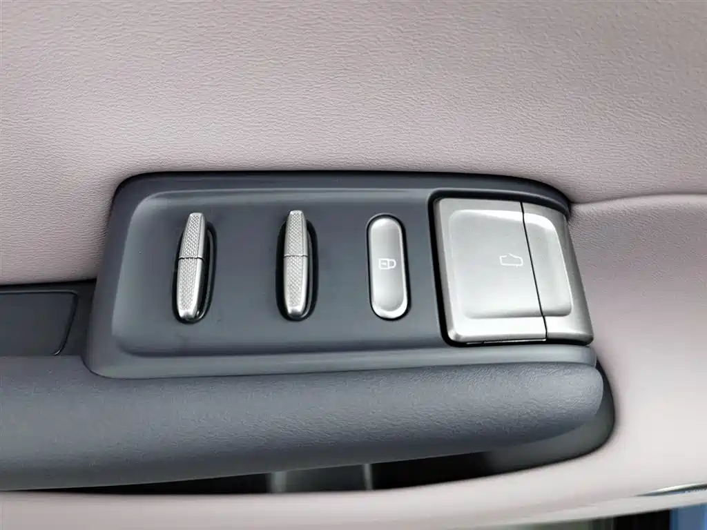 Hongqi 05 2025 750
