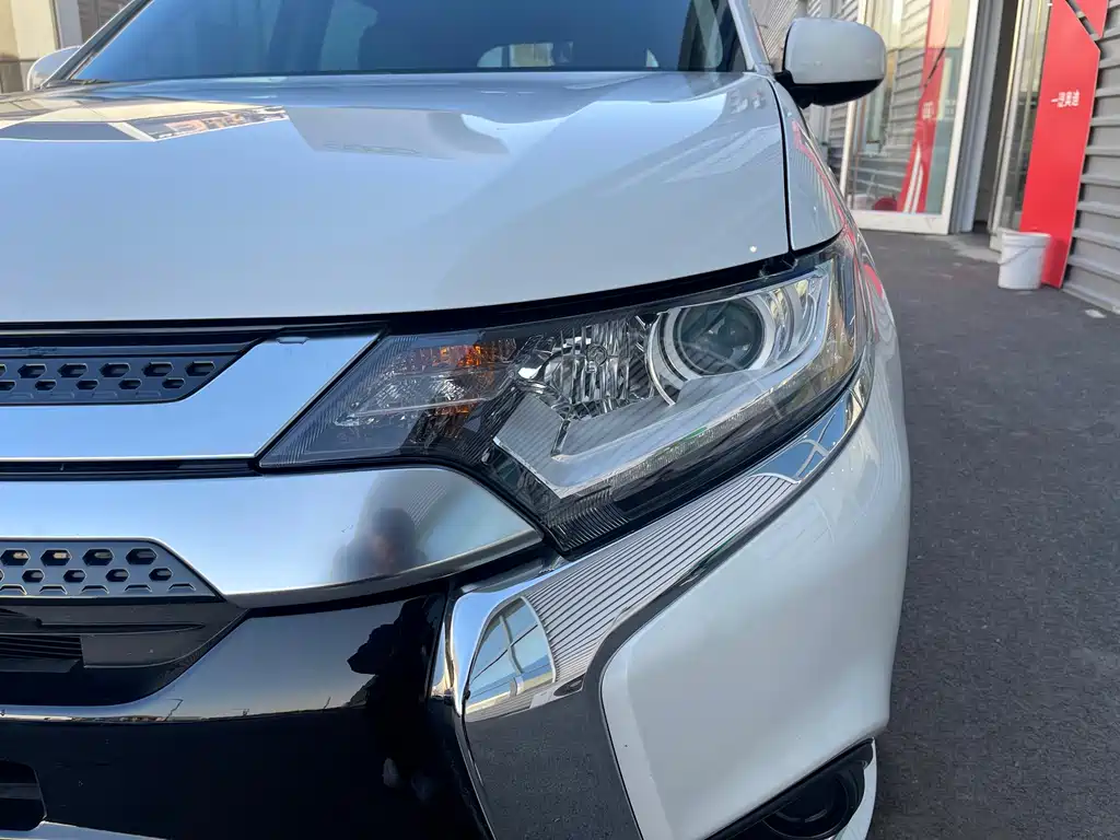 MITSUBISHI OUTLANDER