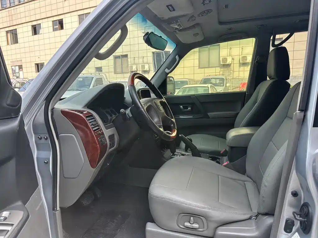 Mitsubishi Pajero — миниатюра 4