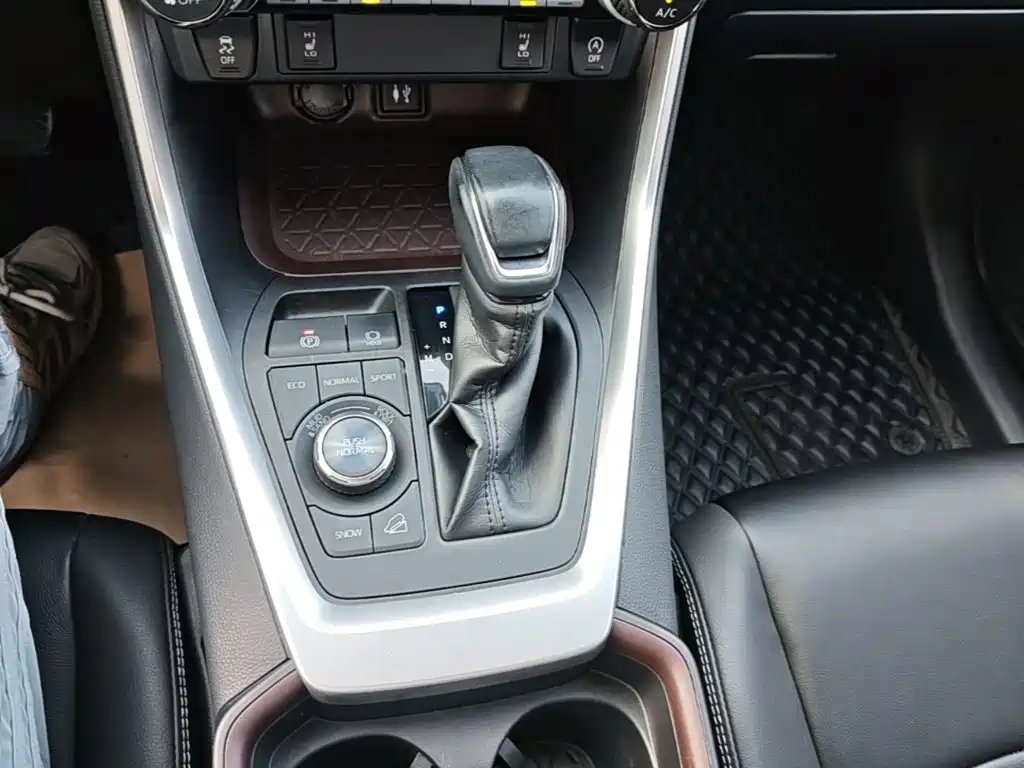 Toyota RAV4 — миниатюра 10