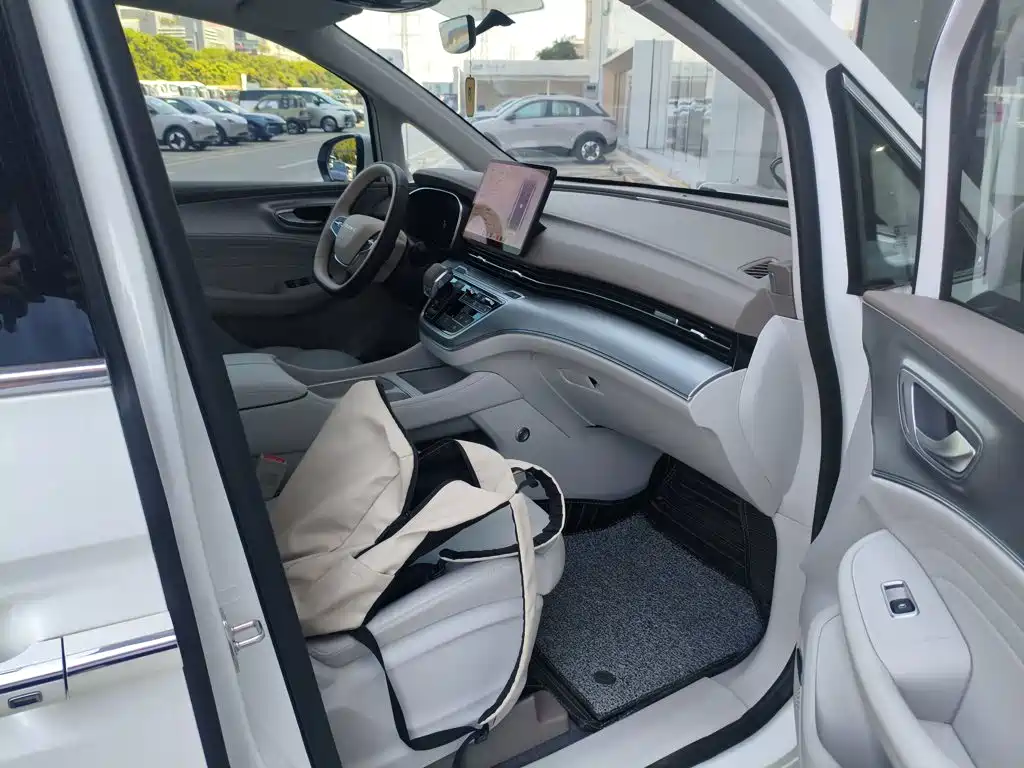 Roewe iMAX8 New Energy — миниатюра 23