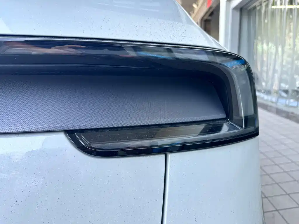 Tesla Model Y — миниатюра 9