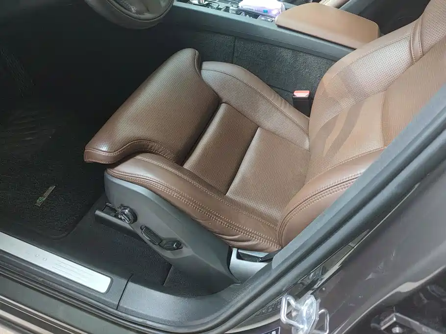 Volvo XC60 PHEV — миниатюра 9