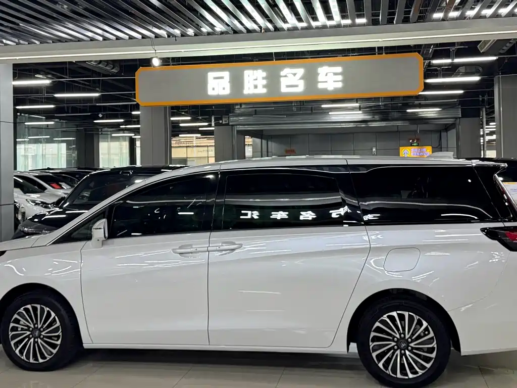 Buick GL8 Hybrid — миниатюра 3