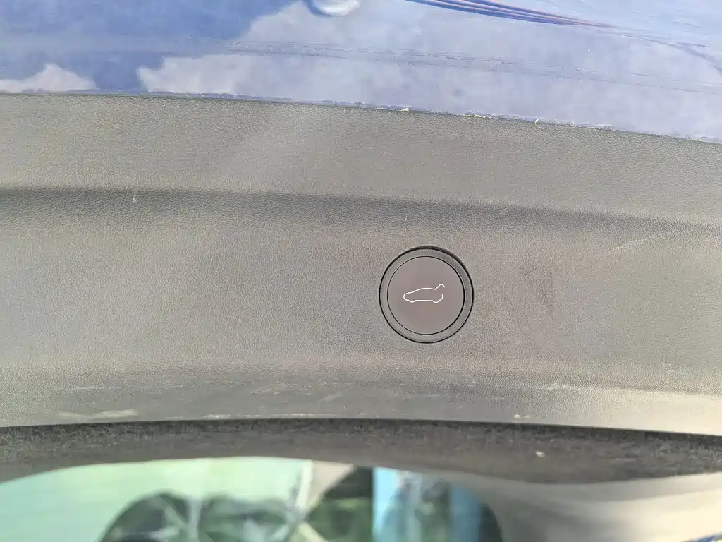 Tesla Model Y — миниатюра 8