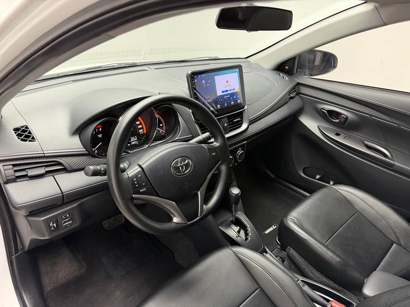 Toyota YARiS L Zhi Xuan 1.5 л 2023 г. Белый, пробег 28900 км