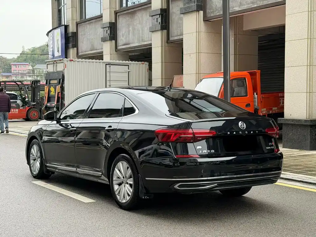 VOLKSWAGEN PASSAT