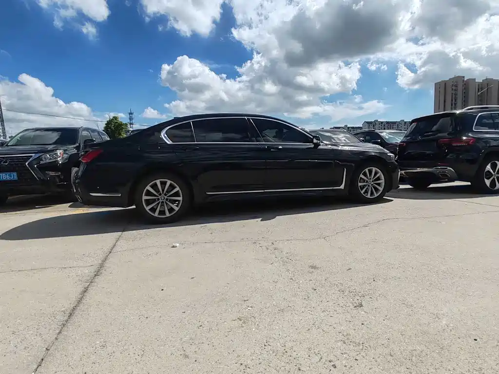 BMW 7 Series — миниатюра 11