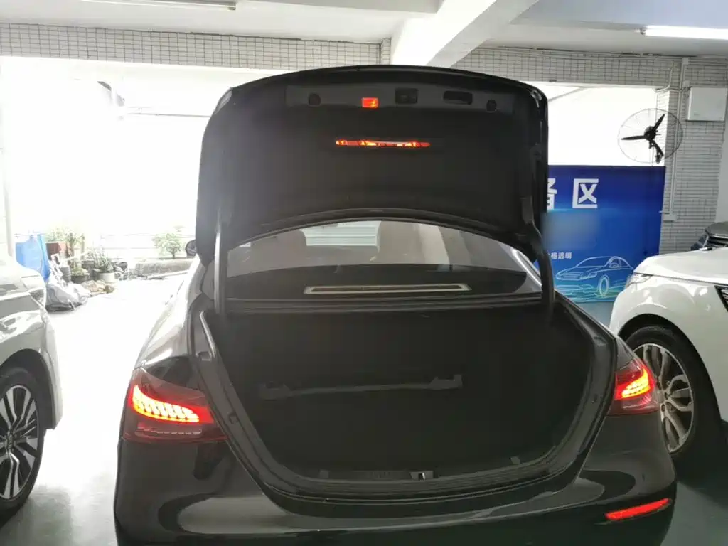 Mercedes-Benz E-Class — миниатюра 19