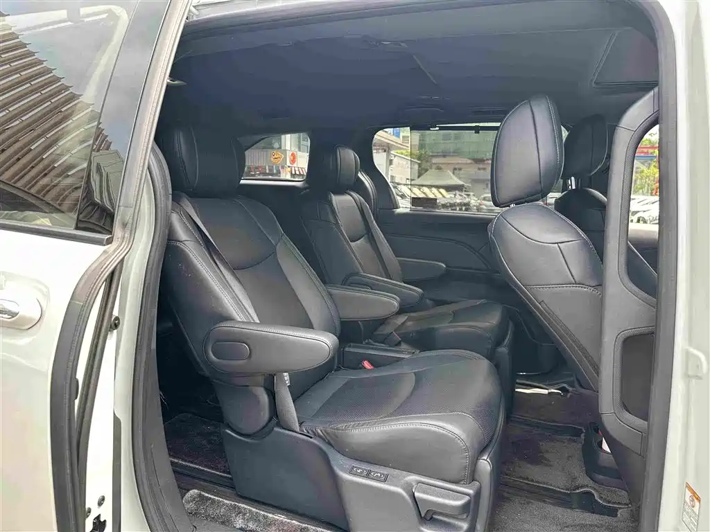 Toyota Sienna — миниатюра 13