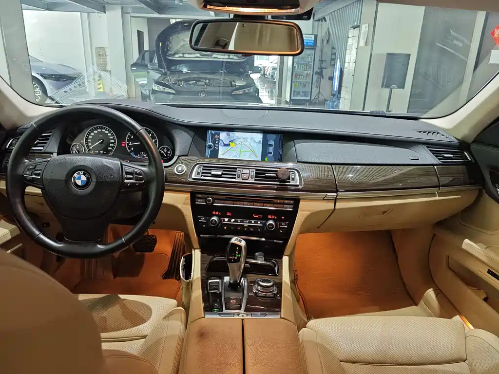 BMW 7 Series — миниатюра 13
