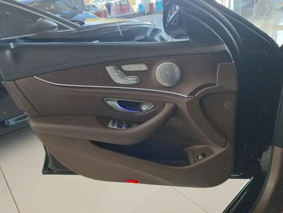 Mercedes-Benz E-Class — миниатюра 7
