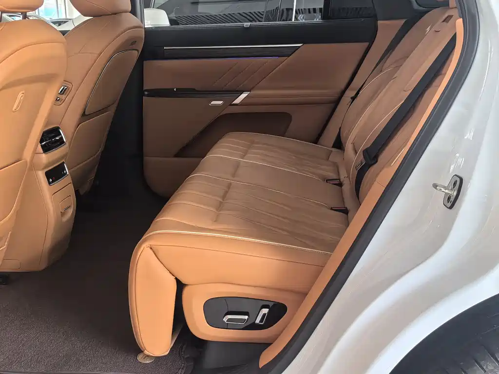 Dongfeng eπ008 2025 210Ultra 5 мест